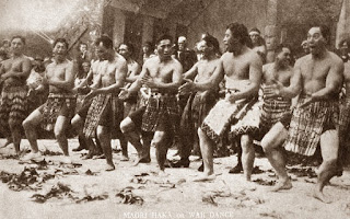 Otros guerrero maoríes, más auténticos que los anteriores, bailando la haka Otros guerrero maoríes, más auténticos que los anteriores, bailando la haka