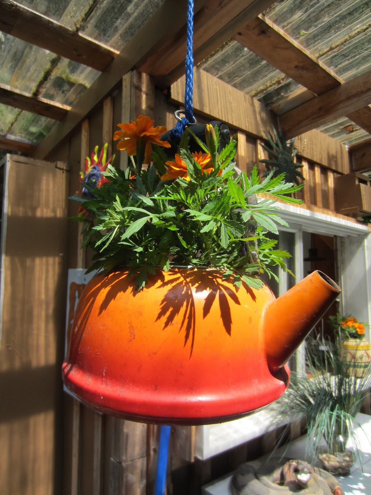 Relaxshacks.com: Repurposing Junk Yard Crap (decorating your low budget