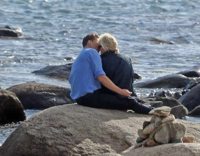 Taylor Swift & Tom Hiddleston get hot and heavy on Rhode Island beach