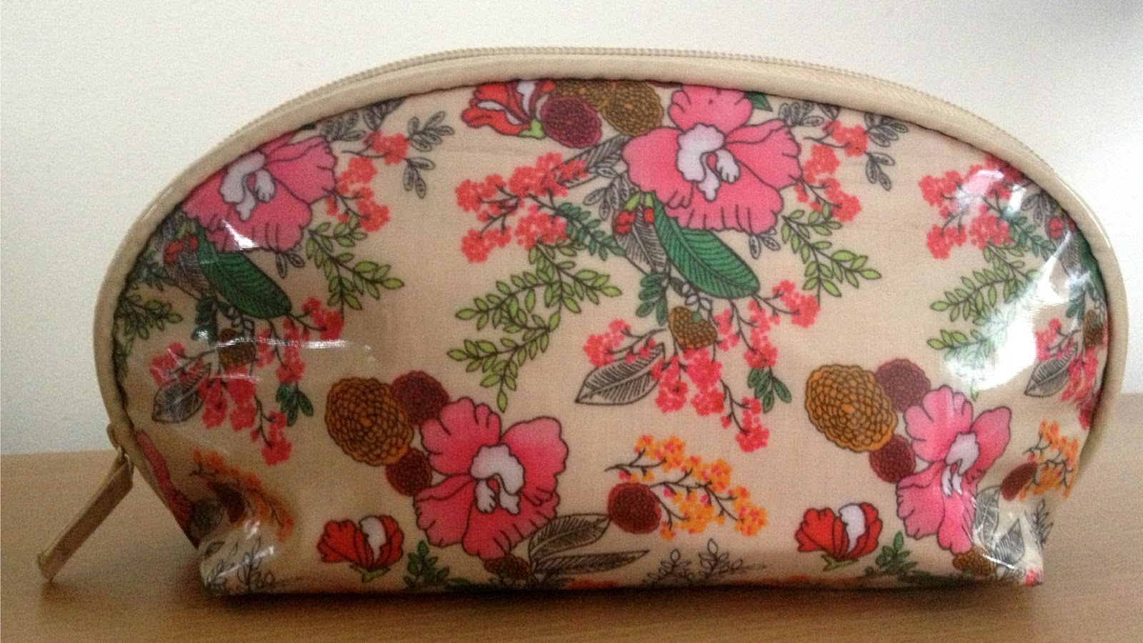 belleblondebeauty What's in my Makeup Bag?