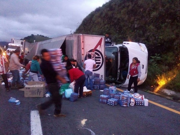 Se vuelca camión con víveres para damnificados y la gente se los roba (FOTOS) Se vuelca camión con víveres para damnificados y la gente se los roba (FOTOS)