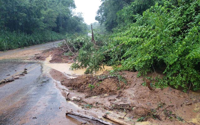 Parte de encosta desaba e gera risco a motoristas na BR-324 em Jacobina