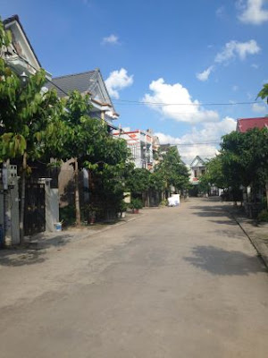 Đường trước mảnh đất rộng rãi xe cộ lự thông