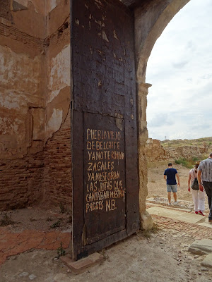 Versos en la Puerta de la Iglesia de San Martín de Tours, Belchite escritos por Natalio Baquero