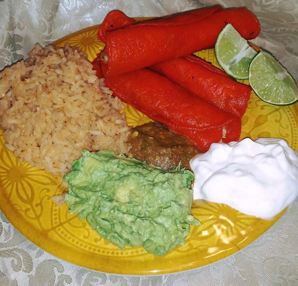 Flautas en tortillas rojas