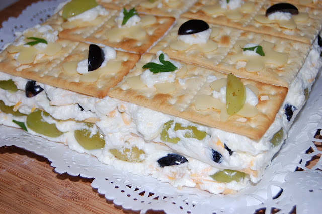 Tarta salada de uvas y cuatro quesos