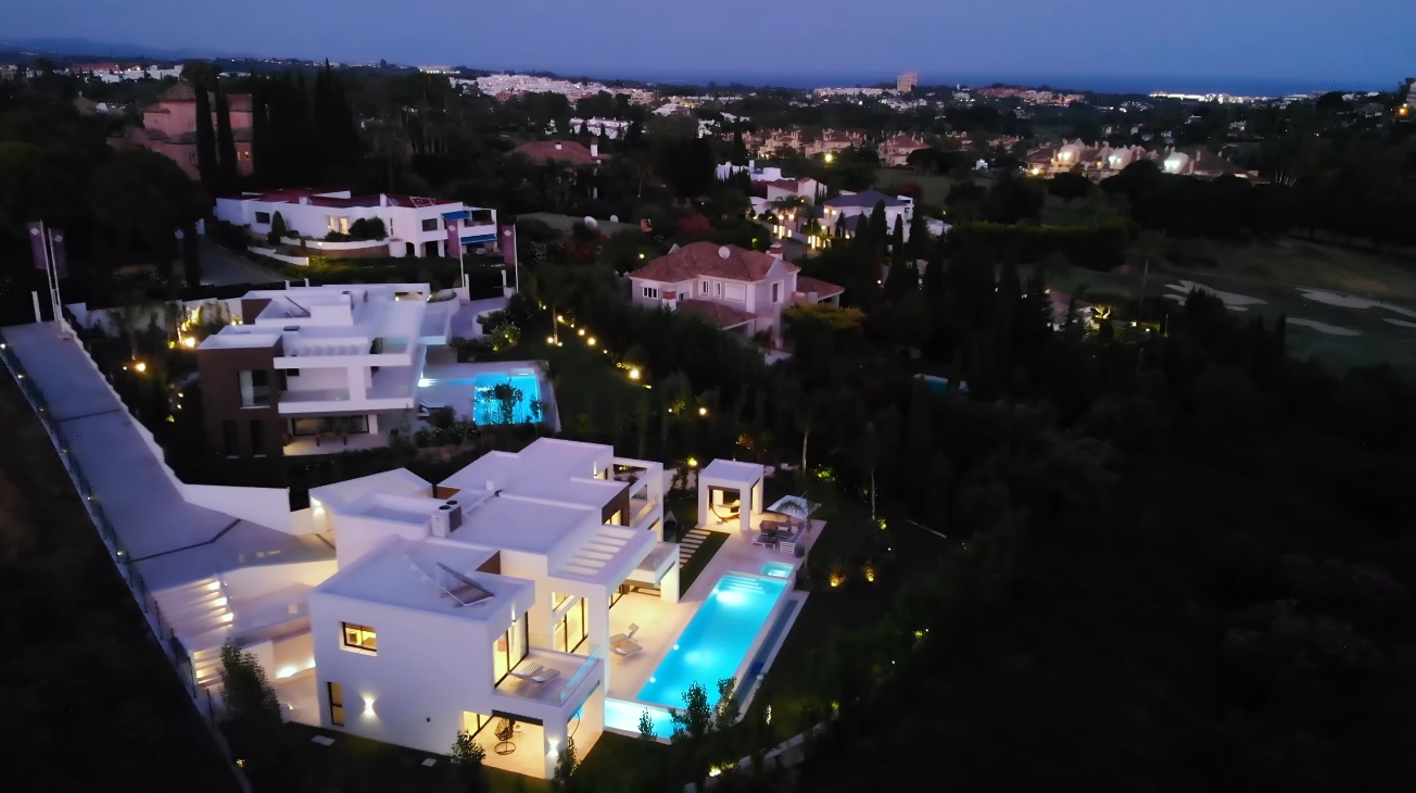 27 Photos vs. Luxury Contemporary Villa In Marbella Golf Valley vs. Interior Design Tour