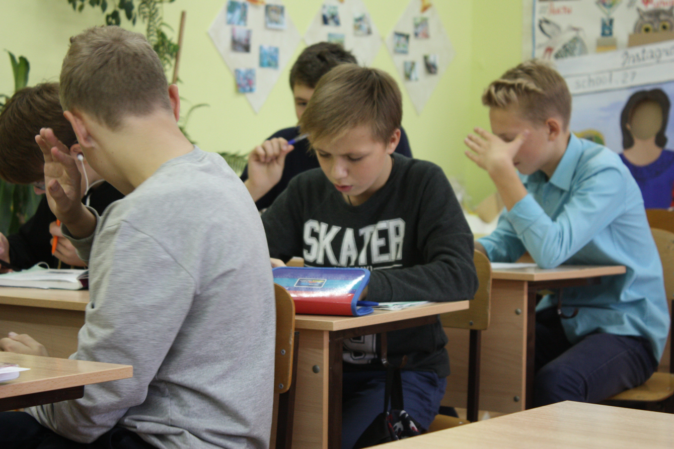 Удивленный старший класс. В классе учится 27. В классе 26 учащихся среди них. Директор школы 29 дзержинск. В классе учится 27.