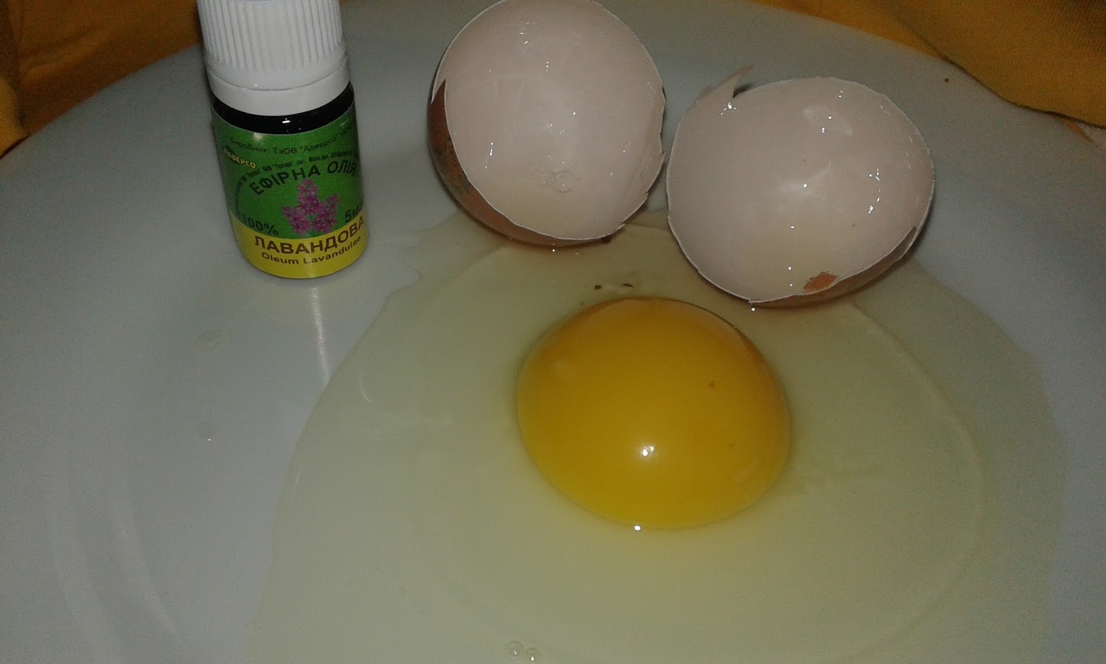 Маска для волос из яйца в домашних. Шампунь из яиц. Шампунь с яичным желтком. Самодельный шампунь из яиц. Шампунь с желтками яиц.
