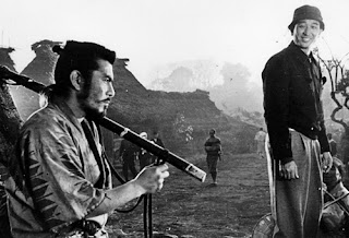 Toshiro Mifune con Akira Kurosawa durante la filmación de Los siete samuráis Toshiro Mifune con Akira Kurosawa durante la filmación de Los siete samuráis