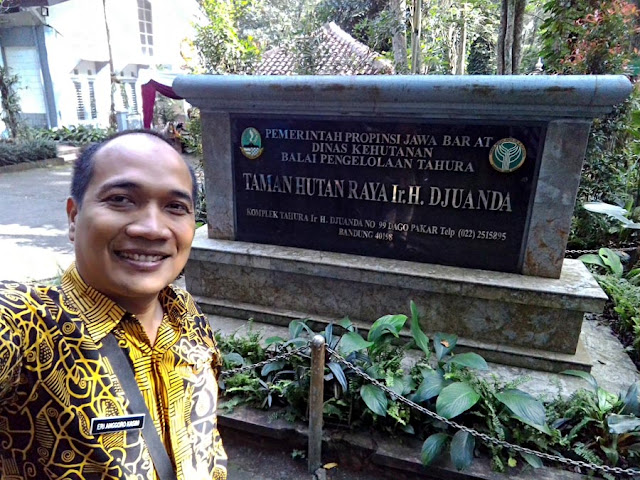 Selfie di Tahura Djuanda Dago, Bandung. Selfie di Tahura Djuanda Dago, Bandung.