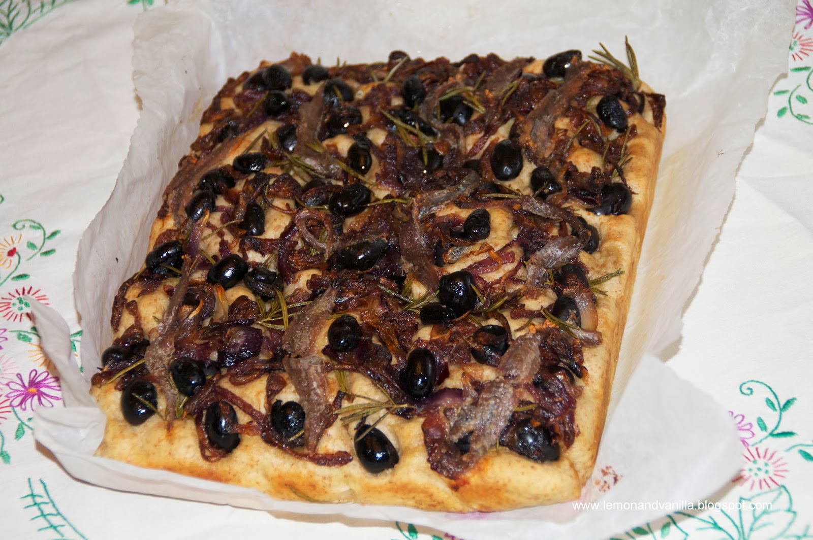 Lemon & Vanilla Anchovy, olive, onion and rosemary focaccia / Focaccia de anchovas, azeitonas