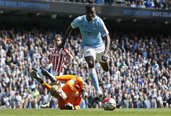 Aksi Gemilang Kelechi Iheanacho mengecoh kiper Stoke Aksi Gemilang Kelechi Iheanacho mengecoh kiper Stoke