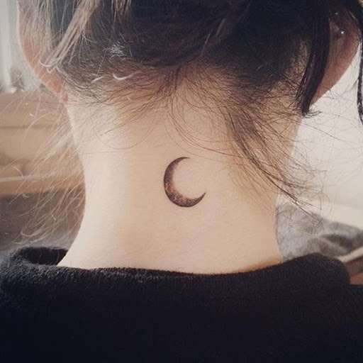 O sombreamento é usado para criar a imagem de um negro lua crescente neste tatuagem prestados nas costas do usuário do pescoço. A desigual distribuição da tinta na peça, cria a textura e complexidade que separa este pedaço de seus colegas.