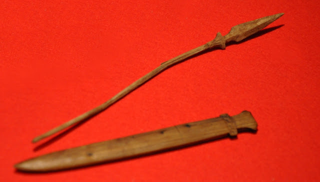 wczesnośredniowieczne zabawki z Wolina - drewniany miecz i włócznia