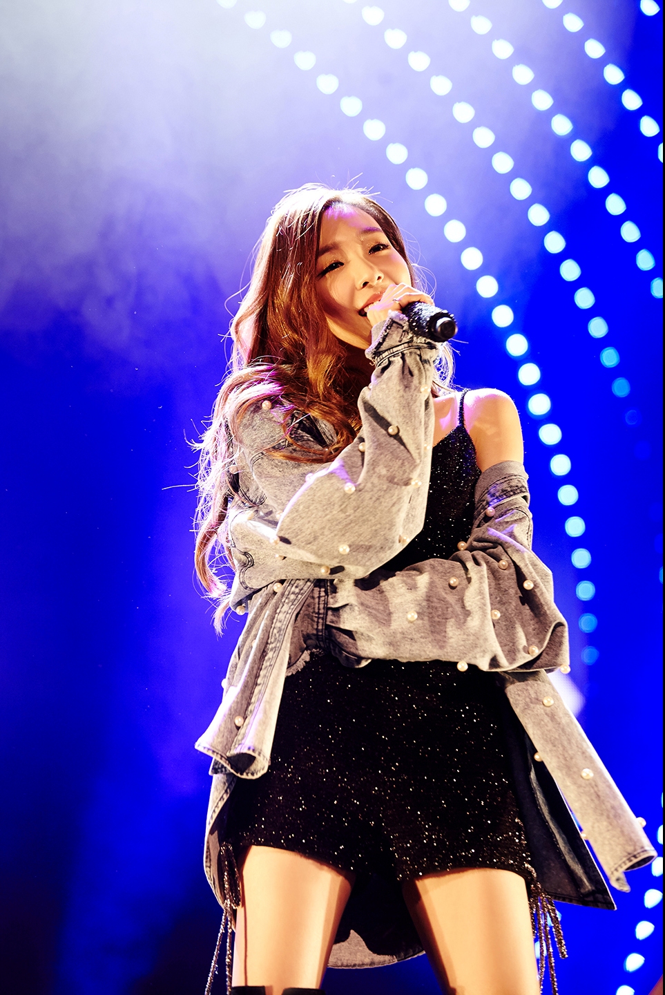Check out SNSD Tiffany's pictures from her 'WEEKEND' concert ...