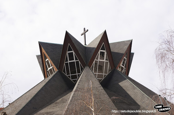 Eglise St Jean - Grenoble  Architecte: Maurice Blanc  Date: 1965 (restauration de la toiture en 1979)   Pierre et Vera Székely 
