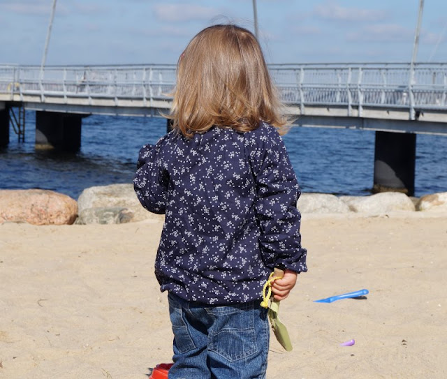 Maritime Lieblingsstücke: Kindermode von piapaul (mit Rabattcode und Verlosung) Kinder Mädchen Bluse Blümchen Mädchenbluse geblümt blau weiß Blumen Muster langarm Knopf