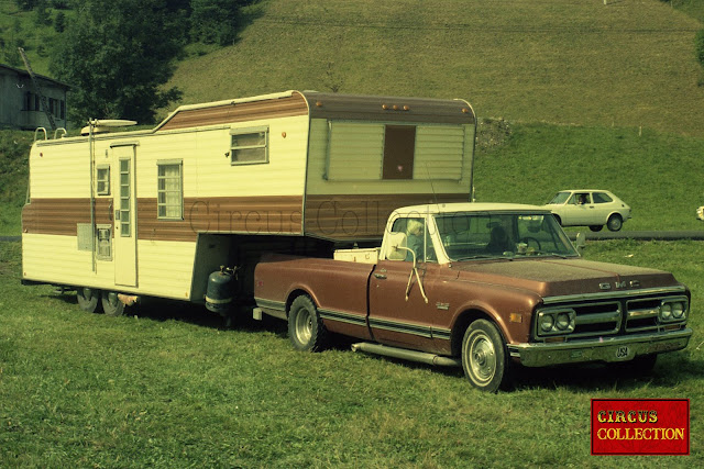 Le cirque Amar arrive à Morzine  1976 Photo Hubert Tièche.  Collection Philippe Ros 