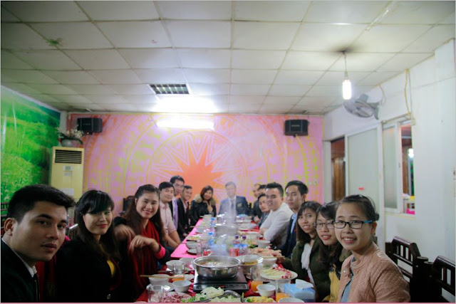 Hình ảnh giảng viên và học viên vui vẻ Hình ảnh giảng viên và học viên vui vẻ