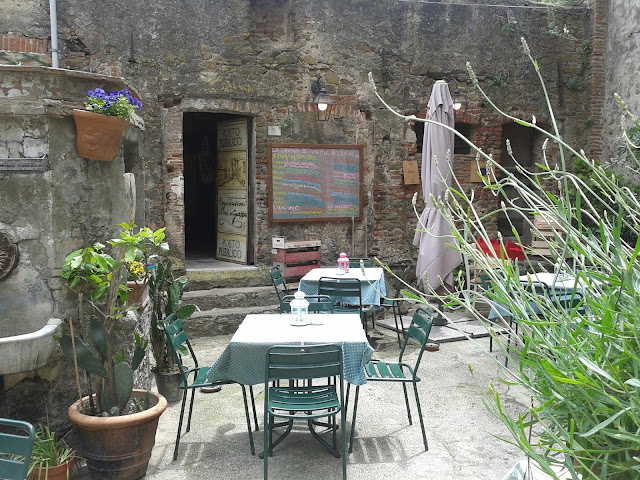 Al fresco dining at il 'Posto Pubblico' in Castiglione's historic town center
