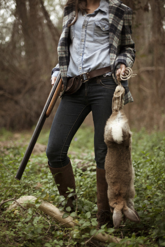 женщины охотятся. женщина охотник. женщины охотятся. женщины охотятся. девушка на охоте с ружьём.