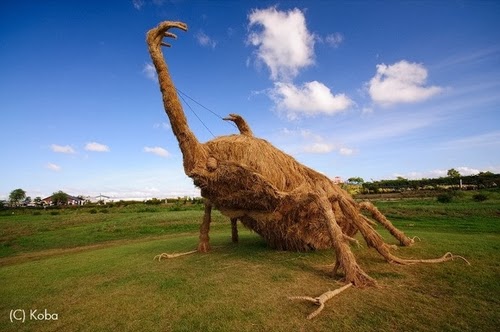 06-Bug-Japanese-Rice-Farmers-Straw-Sculptures-Kagawa-&-Niigata-Prefecture-Kotaku-www-designstack-co