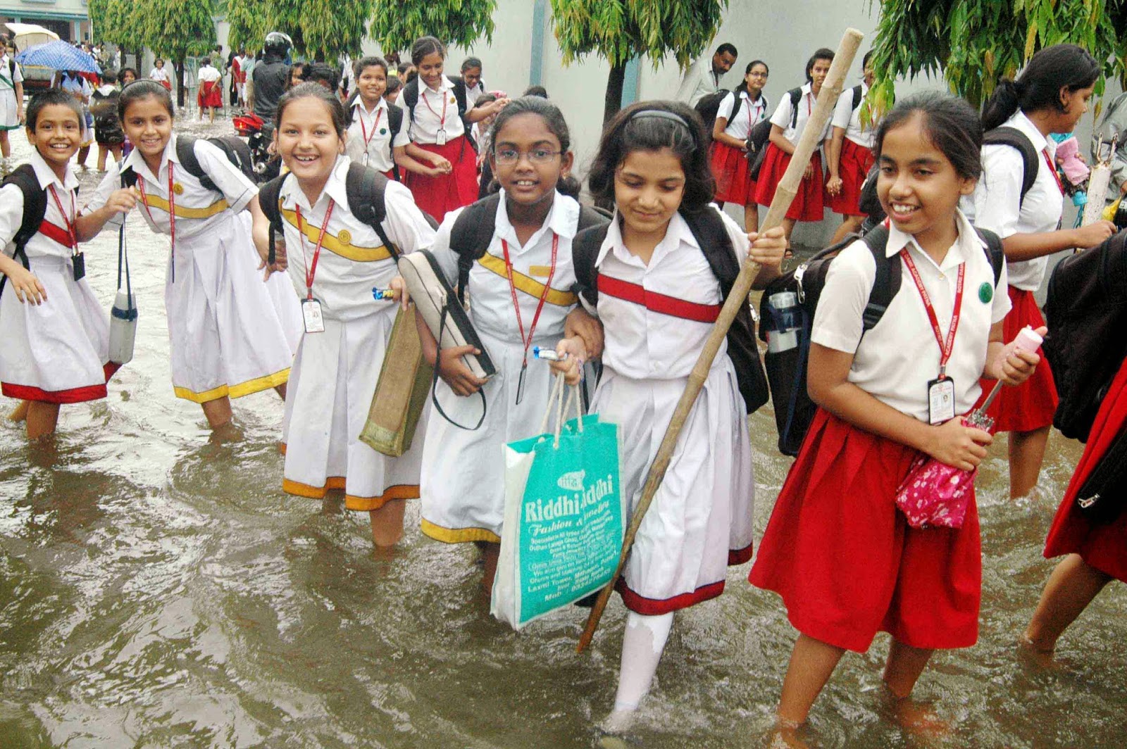 View Patna2 Notre Dame Academy Girls Wade Through The Rain Waters view-patna2-notre-dame-academy-girls-wade-through-the-rain-waters