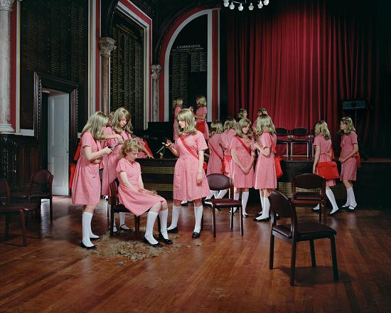 julia fullerton-batten fotografia meninas iguais escola school play