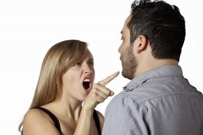 ماهي الطريقة الصحيحة للتعامل مع نق النسوان و تذمراهن :