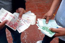 كيفية معرفة أسعار العملات مقابل الدينار الجزائري في السوق السوداء