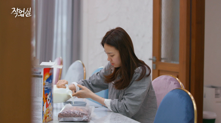 욤뇸뇸 잘 먹는게 귀여운것 같은 작업실 고성민,gif | 인스티즈