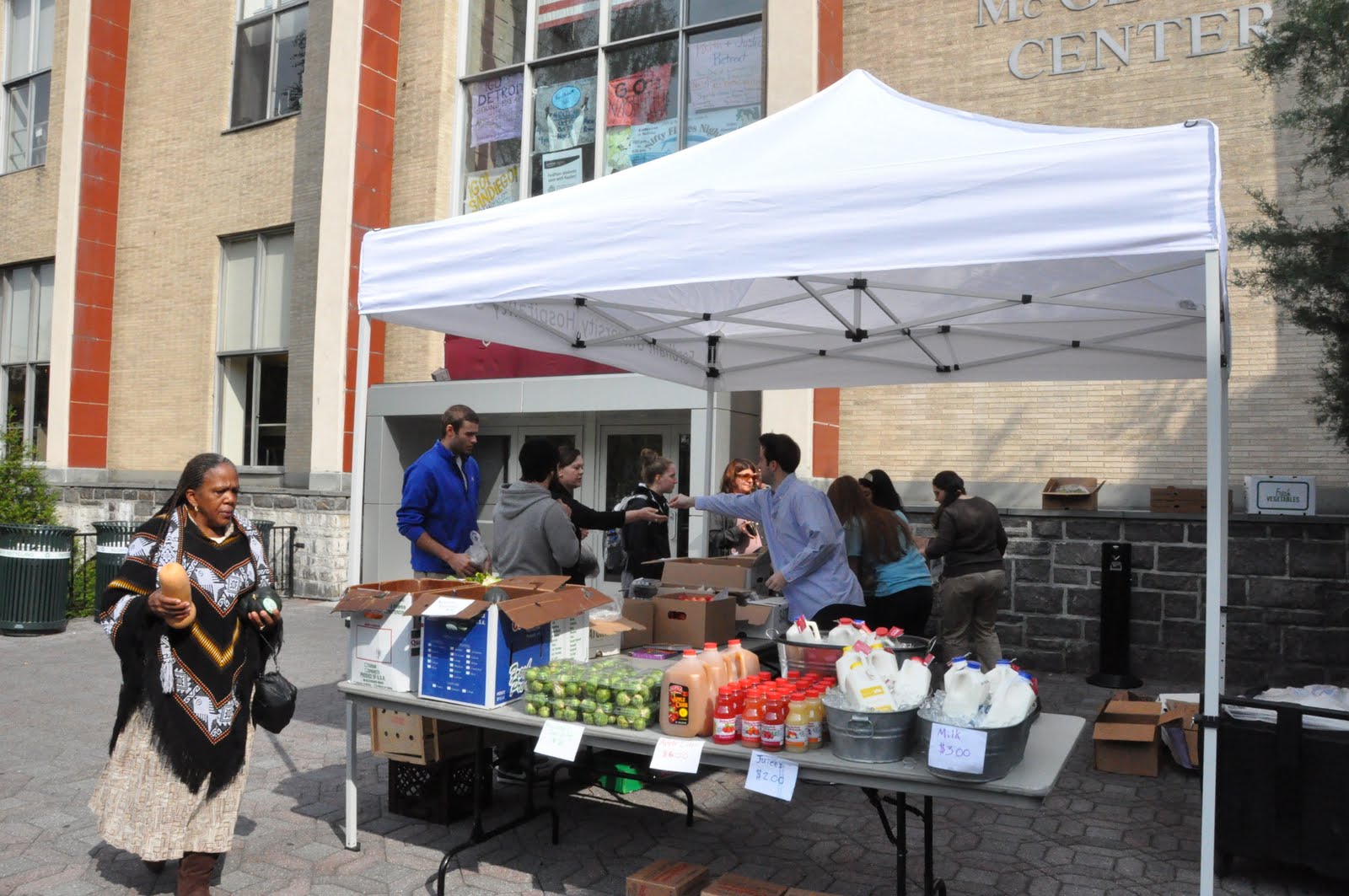 Fresh Produce Draws Hungry Crowds at Rose Hill