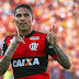 Em negociações avançadas para defender o Inter, Paolo Guerrero é inscrito para a próxima fase da Libertadores pelo Flamengo