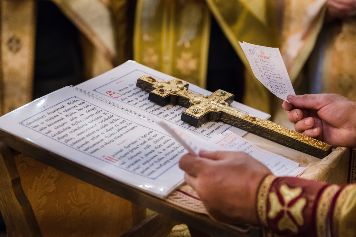 записки в церковь. в церкви подаем записки о здравии. женщина молится в храме. бумажки в церковь на упокоение. церковные записки.