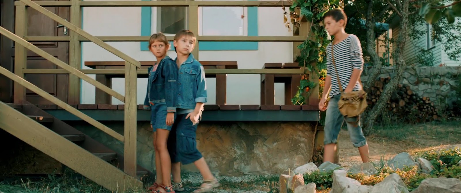 лето у бабушки в деревне. дети приехали на каникулы. дети бегут в школу. дети в лагере. дети приехали на каникулы.