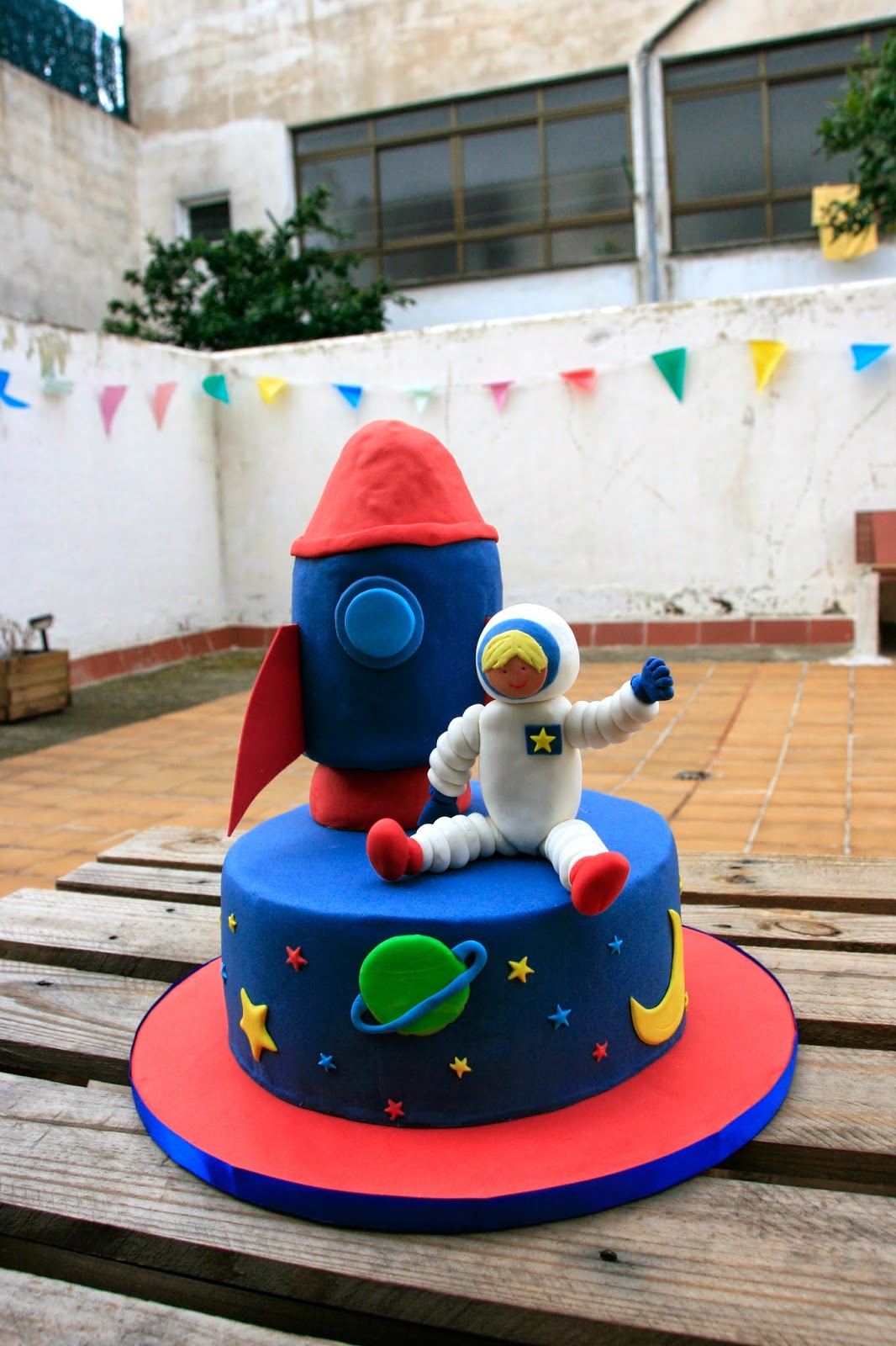 Tarta decorada amb cohet i astronauta