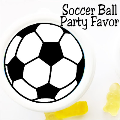 Make some easy soccer party favors with these fun soccer ball printables perfect for your party favor bags or dessert tables. #soccer #soccerparty #partytag #printableparty #diypartymomblog