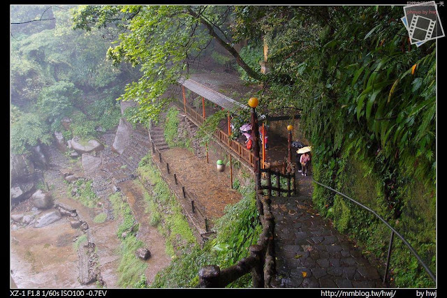 2013-04-12 基隆二日遊(3)十分瀑布-台灣的尼加拉大瀑布_原來還可以再下去照瀑布正面                     