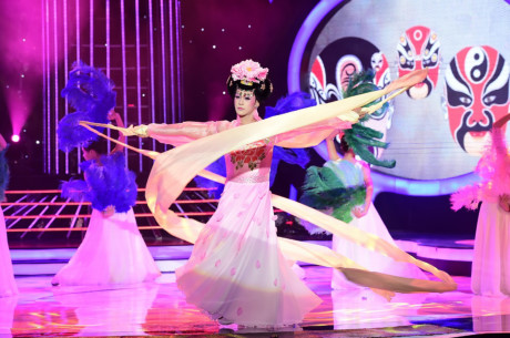 Guong mat than quen: Dong Nhi phien ban 'lo' khien khan gia cuoi ngat ngheo - Anh 5