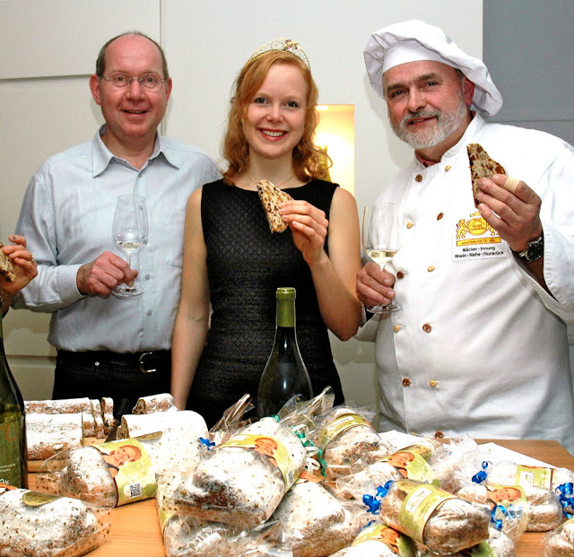 Die Deutsche Weinkönigin 2013-2014 Nadine Poss aus Windesheim an der Nahe und Bäckermeister Alfred Wenz mit dem Stollen der Weinkönigin. #Nahe #Bäcker #Bundenbach #MoToLogie #Stollen