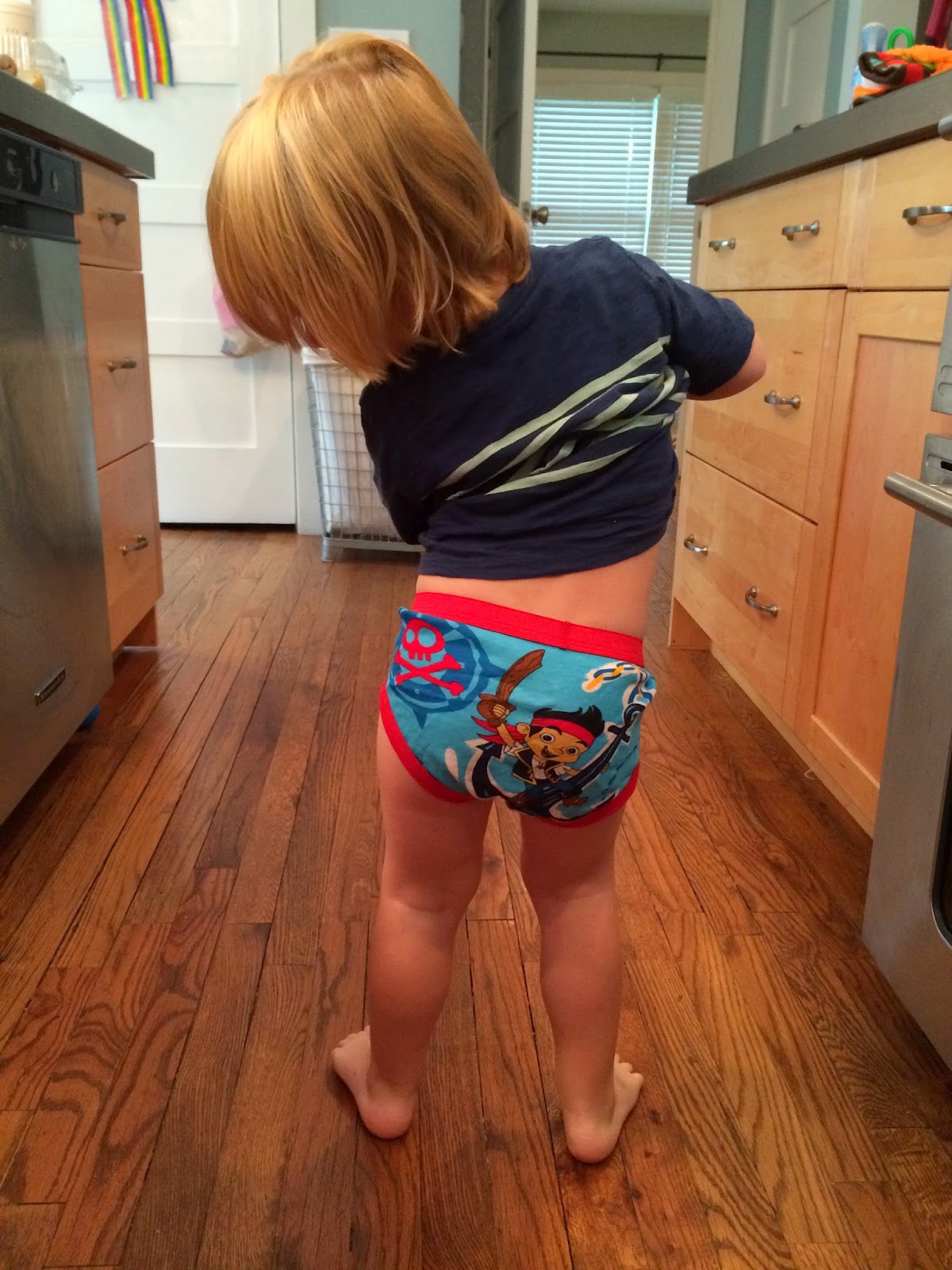 Girl poop pants. Potty Buttrack Training outside приватно. Potty мальчик. Baby girl buttcrack Potty. Buttcrack детей