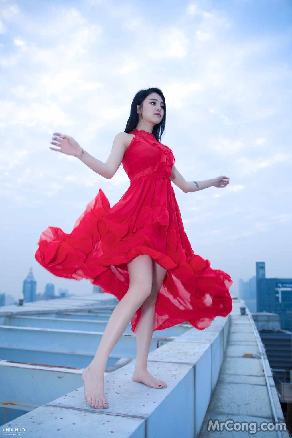 Beauty Crystal Lee ventured into blooming on the roof of a high-rise building (8 photos) photo 1-0