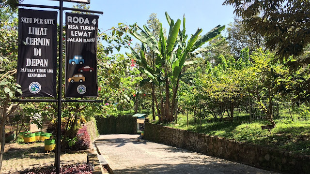 Ines Yuanta Blog >> Traffic sign di Taman Botani Sukorambi Salah satu traffic sign di Taman Botani Sukorambi