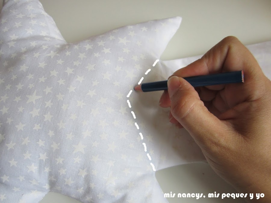mis nancys, mis peques y yo, tutorial DIY cojín con forma de estrella de Navidad, dibujar linea que falta