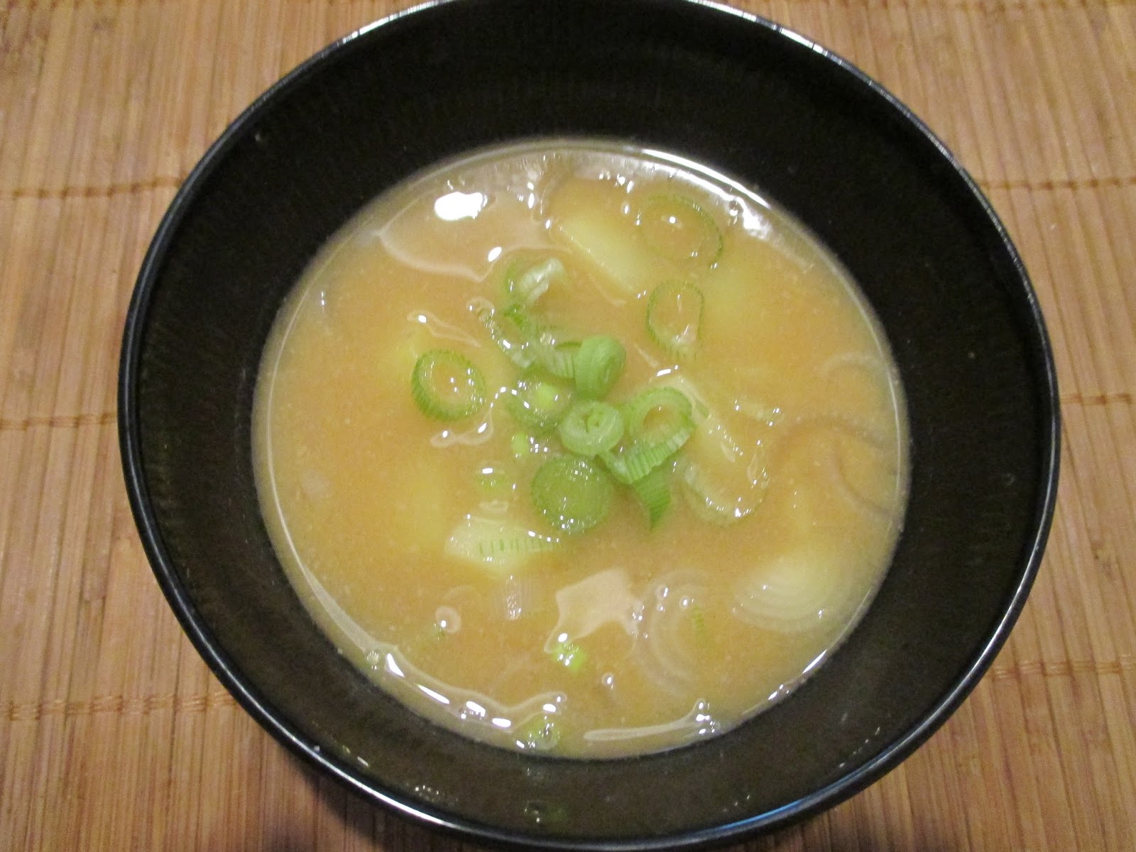 Otaku Family: Misosuppe mit Kartoffeln und Zwiebel