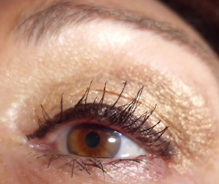 maquillaje de ojos dorado