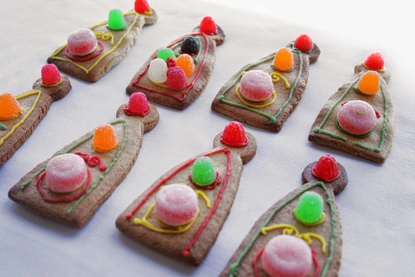 Galletas decoradas con chuches para tarta corona