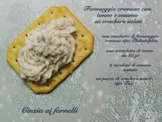 aperitivo con crackers salati, formaggio e sesamo tostato 