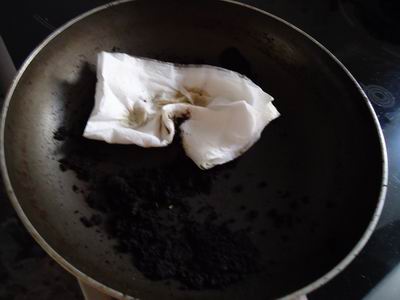 esparcir los posos de café y removerlos con papel de cocina